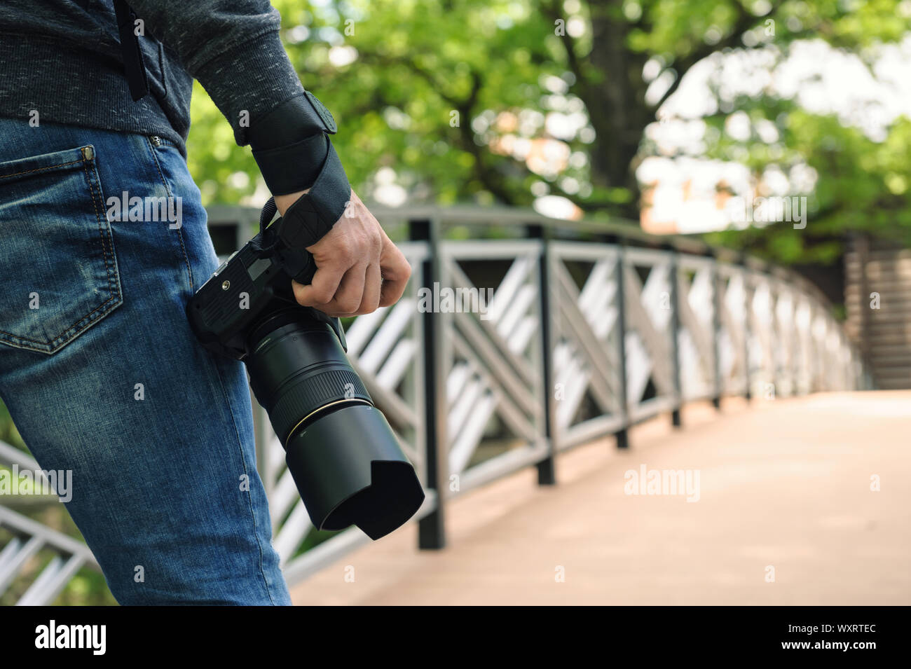 Fotógrafo con cámara. Él está listo para trabajar. Close-up. Foto de stock