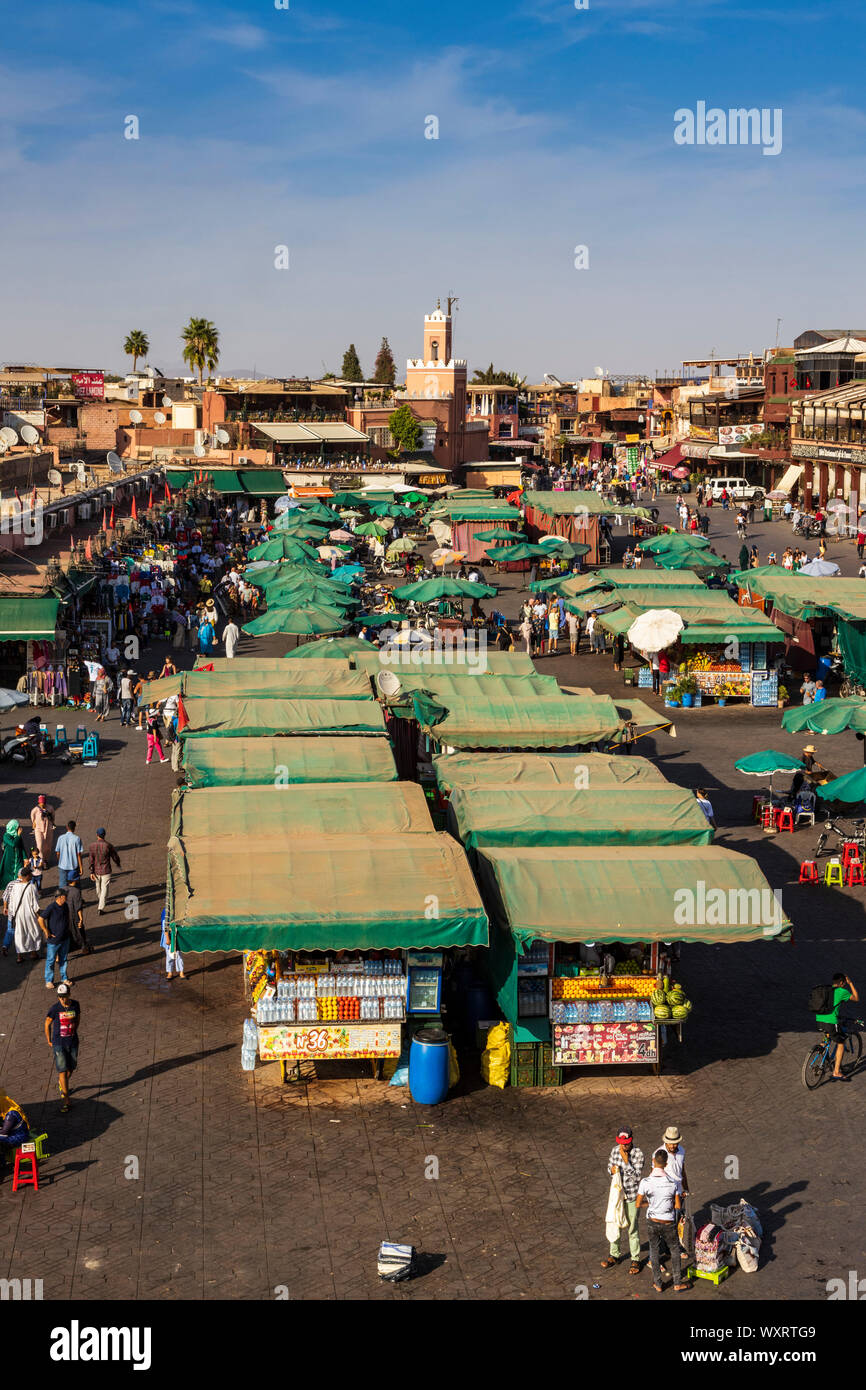 Los puestos de mercado en la plaza Jamaa El-Fnaa Marrakech, Marruecos, el Magreb, Norte de África Foto de stock