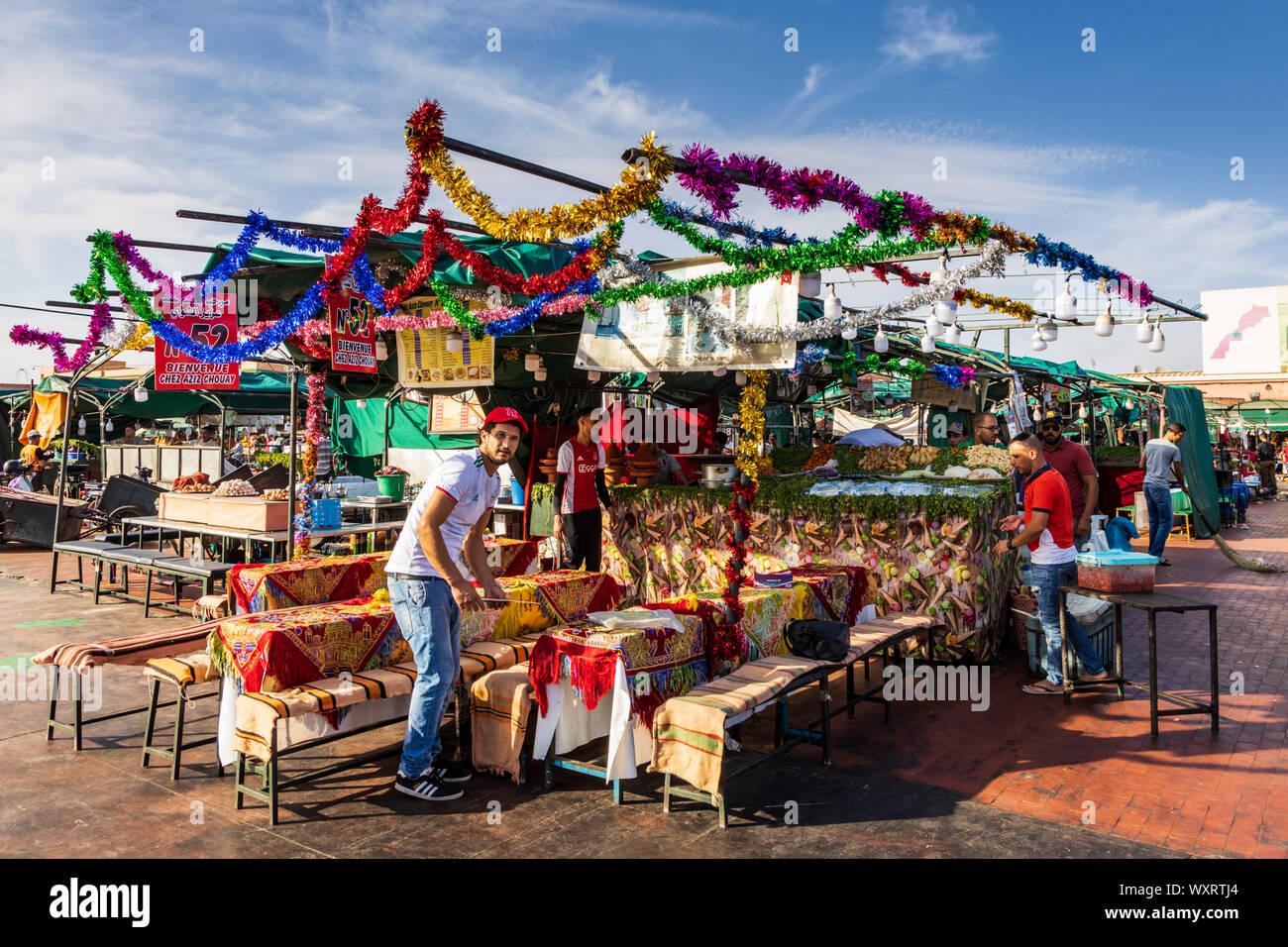 Puestos de comida en plaza Jamaa El-Fnaa Marrakech, Marruecos, el Magreb, Norte de África Foto de stock