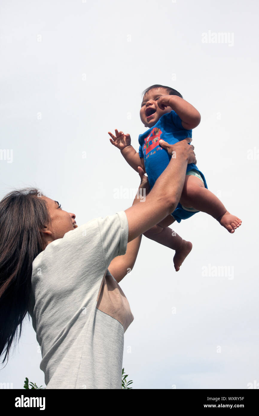 La joven madre jugando con baby boy Foto de stock