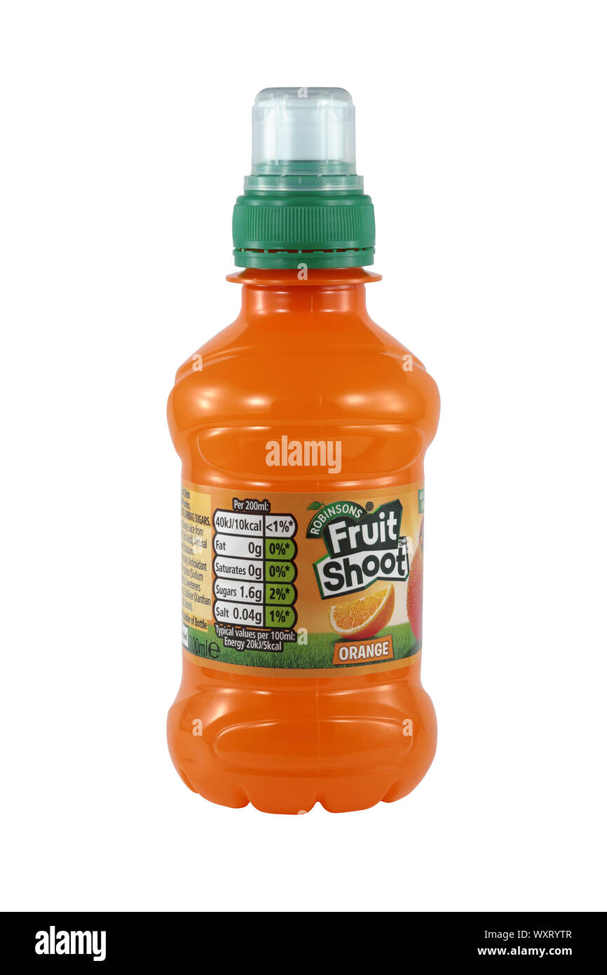Una botella de plástico de 200 ml de Robinsons fruta naranja disparar mostrando información nutricional aislado sobre un fondo blanco. Foto de stock