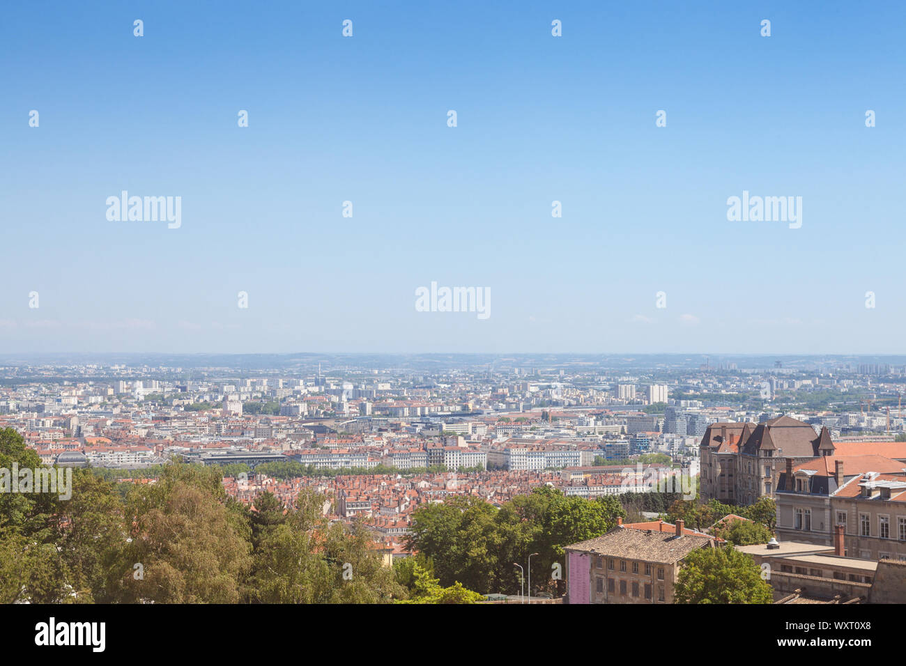 Vistas panorámicas aéreas de Lyon con el centro histórico de la ciudad, visible en fondo y río en primer plano, con las calles estrechas de Foto de stock