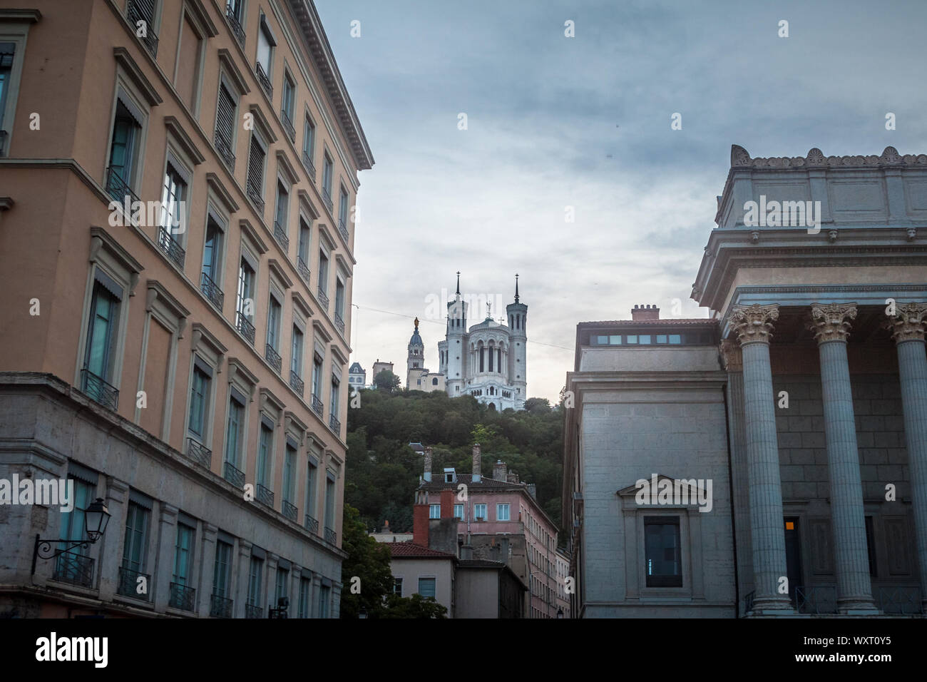 LYON, FRANCIA - Julio 13, 2019: la Basílica de Notre Dame de Fourviere basílica en Lyon, Francia, rodeada por edificios históricos de la Fourvière Hil Foto de stock