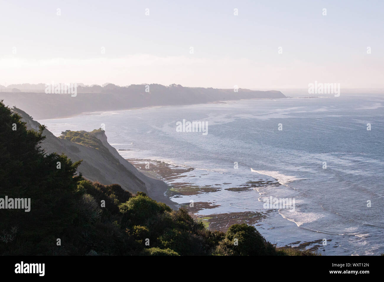 Temprano en la mañana la vista de escarpados acantilados sobre el Océano Pacífico Foto de stock