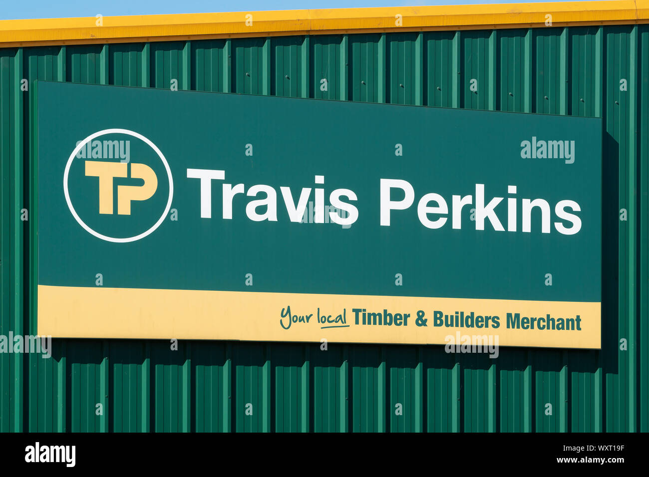 Los carteles indicando una sucursal de la cadena Travis Perkins y constructores de comerciante de madera ubicado en Sharston, Manchester, Reino Unido. Foto de stock