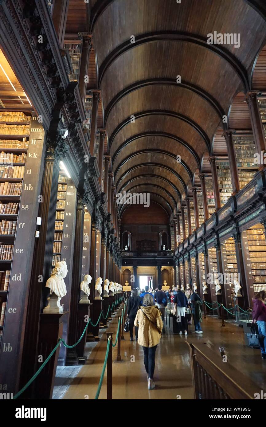 Perspectiva decreciente, el interior de la biblioteca del Trinity College, Dublín Irlanda Foto de stock