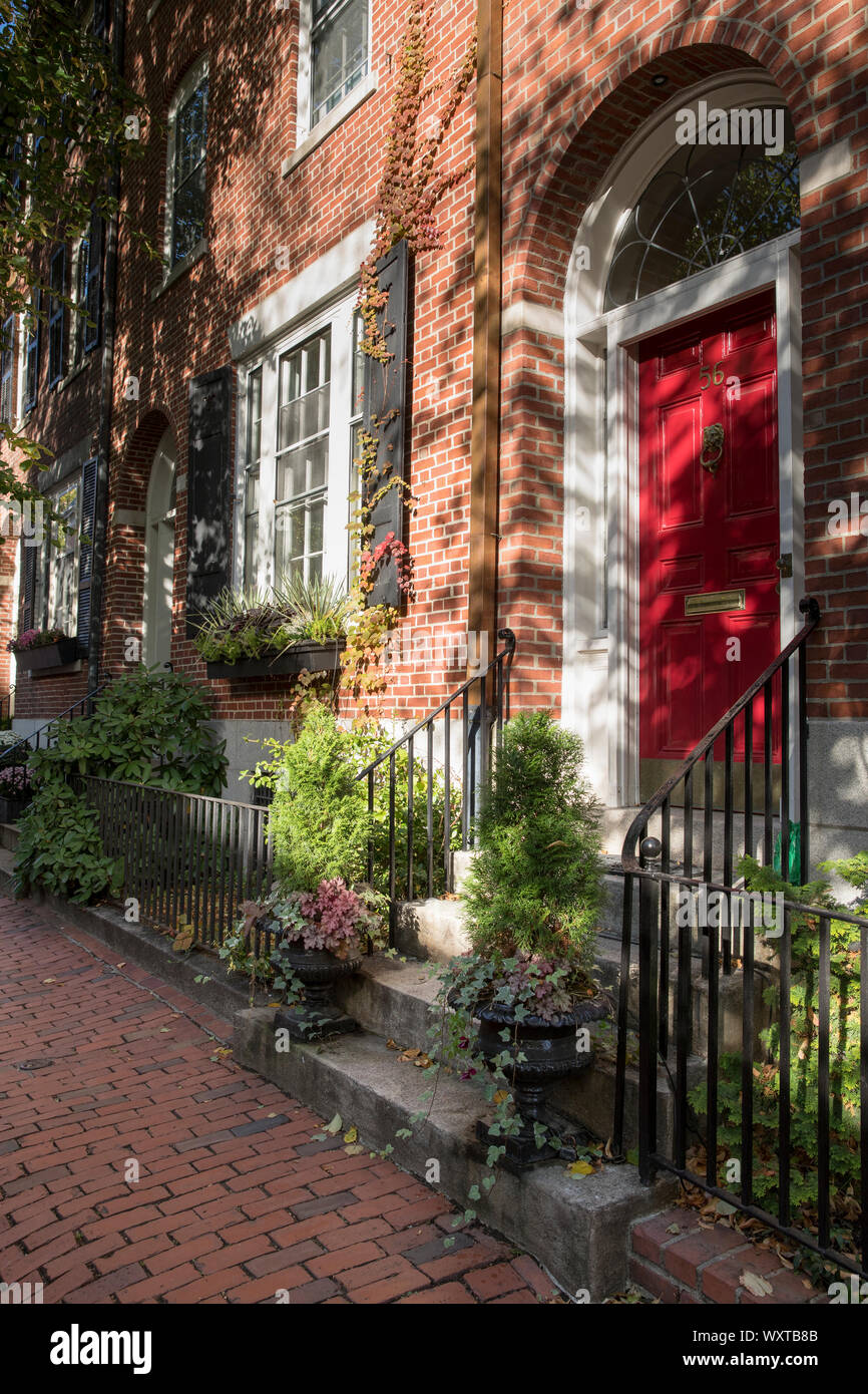 Elegante propiedad de época con puerta delantera en rojo Brimmer Street, en el distrito de Beacon Hill de Boston, EE.UU. Foto de stock