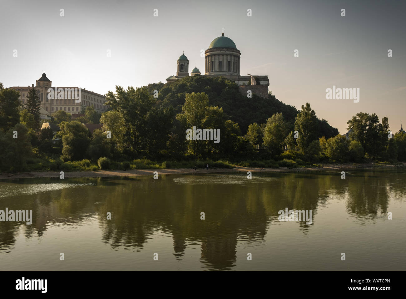ESZTERGOM, HUNGRÍA - Agosto 20, 2019: la Catedral de Esztergom vista desde el río Danubio al amanecer. Foto de stock