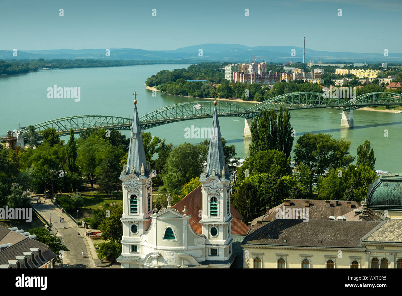 ESZTERGOM, HUNGRÍA - Agosto 20, 2019: Vista de la ciudad eslovaca de Sturovo desde la colina del castillo, Foto de stock
