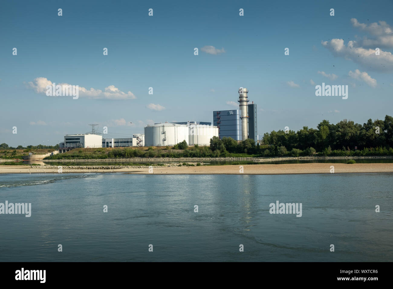GONYU, HUNGRÍA - Agosto 20, 2019: en la fábrica Gonyu UNIPER, una ciudad en el distrito de Gyor, en la frontera con Eslovaquia, marcada por el río Danubio. Ilustración Foto de stock