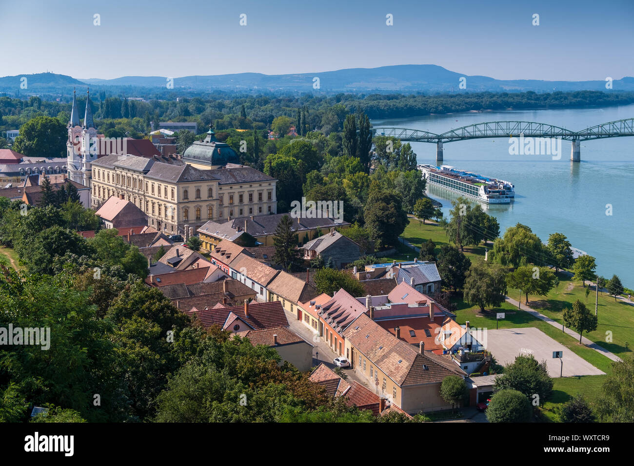 ESZTERGOM, HUNGRÍA - Agosto 20, 2019: El Museo cristiano tal como se ven desde la colina del castillo Foto de stock