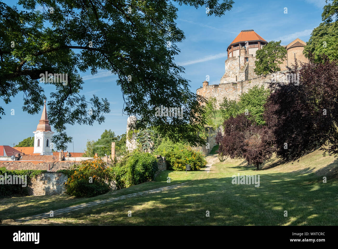 ESZTERGOM, HUNGRÍA - Agosto 20, 2019: Vista del castillo real de los jardines Foto de stock