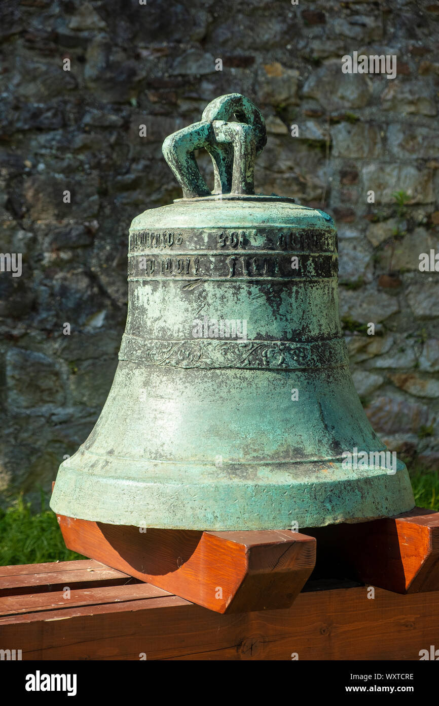 ESZTERGOM, HUNGRÍA - Agosto 20, 2019: la campana de la entrada de la basílica Foto de stock