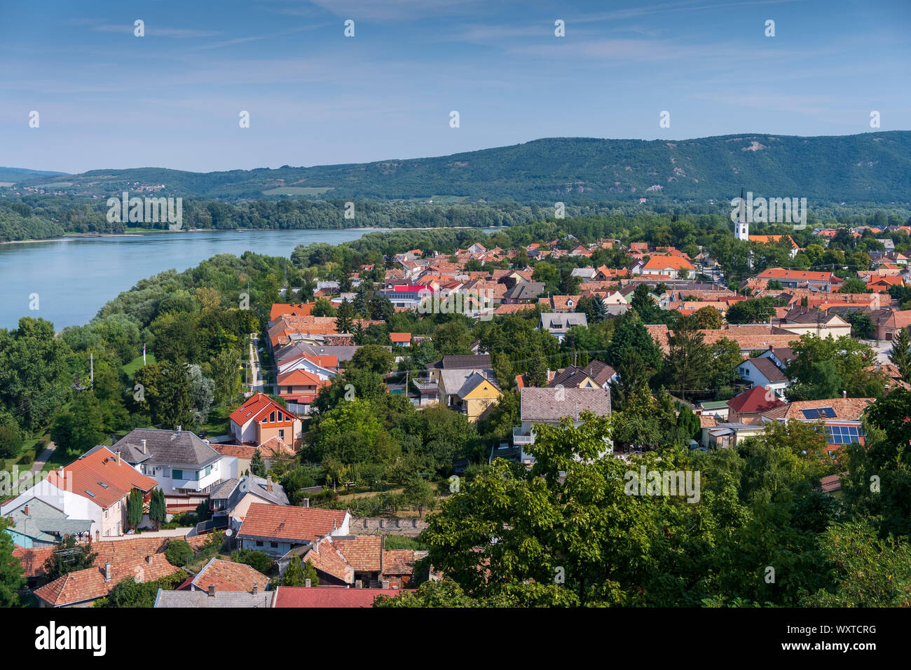 ESZTERGOM, HUNGRÍA - Agosto 20, 2019: es un barrio de Vizivaros Esztergom en la orilla derecha del Danubio, en el castillo real y la Catedral de San Ada Foto de stock