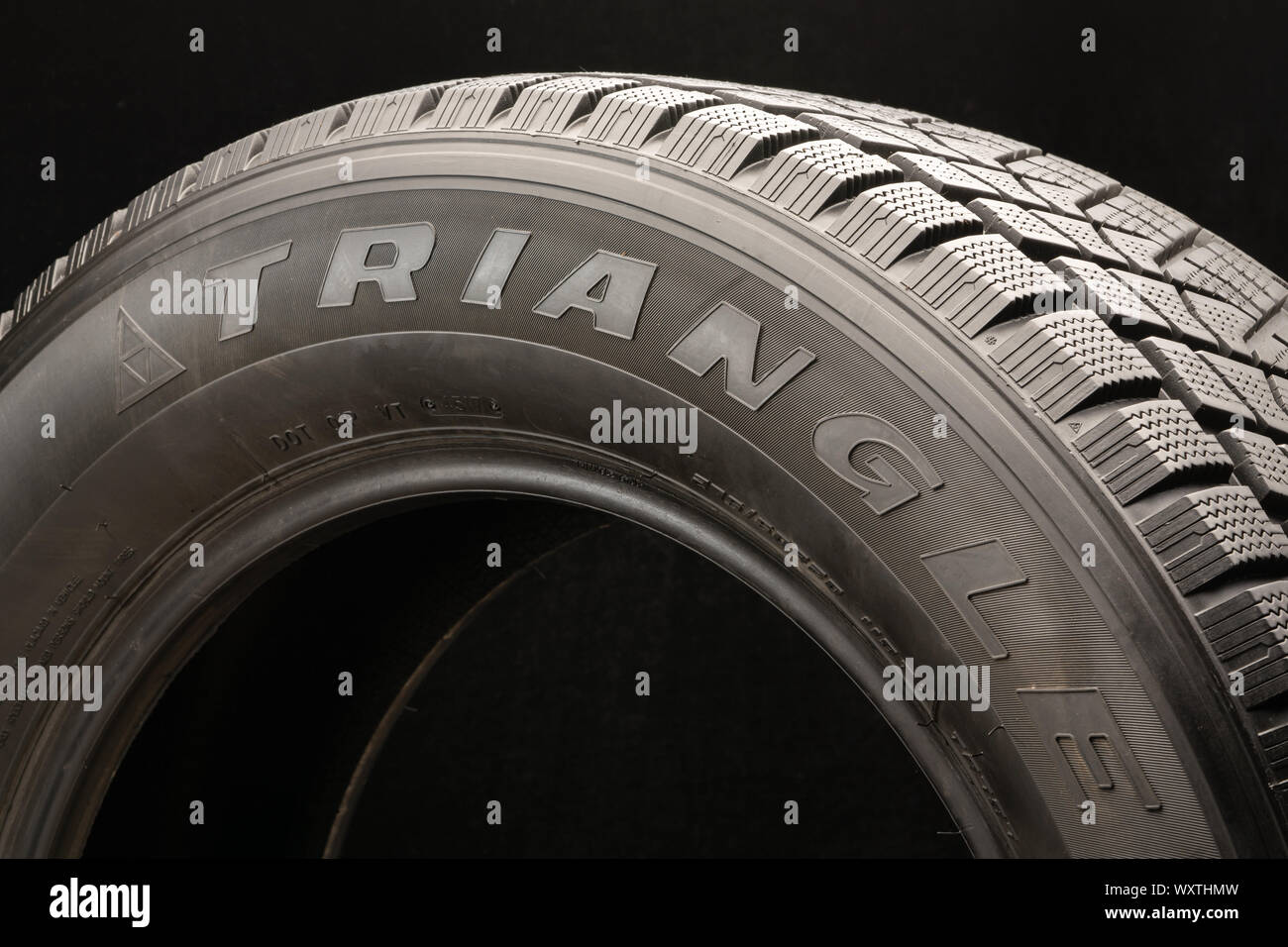Logo neumáticos triangle, fabricante de neumáticos chinos. cerrar - arriba  en el lateral del neumático sobre un fondo negro Fotografía de stock - Alamy
