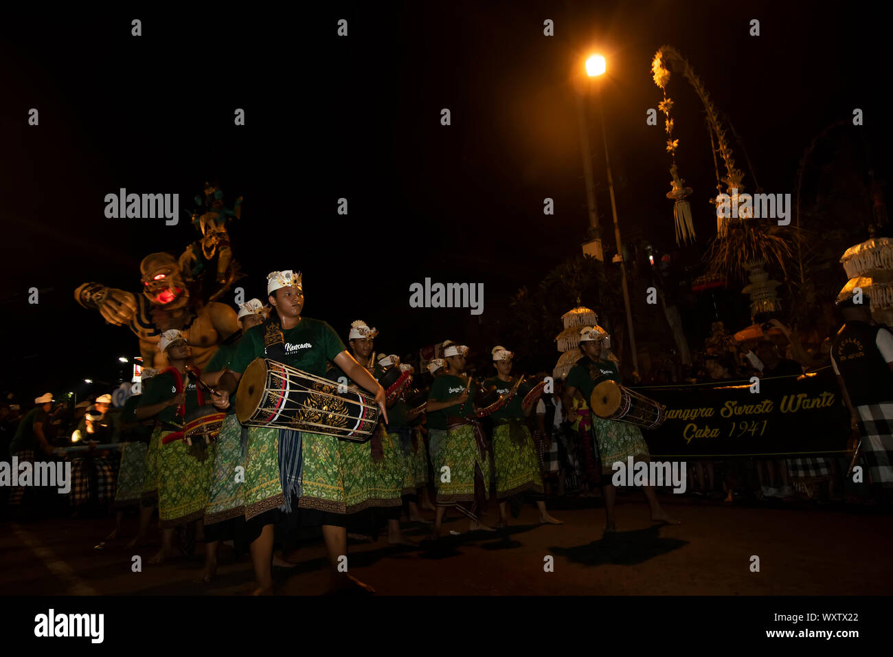 Desfile ogoh Ogoh el día antes de Nyepi Foto de stock