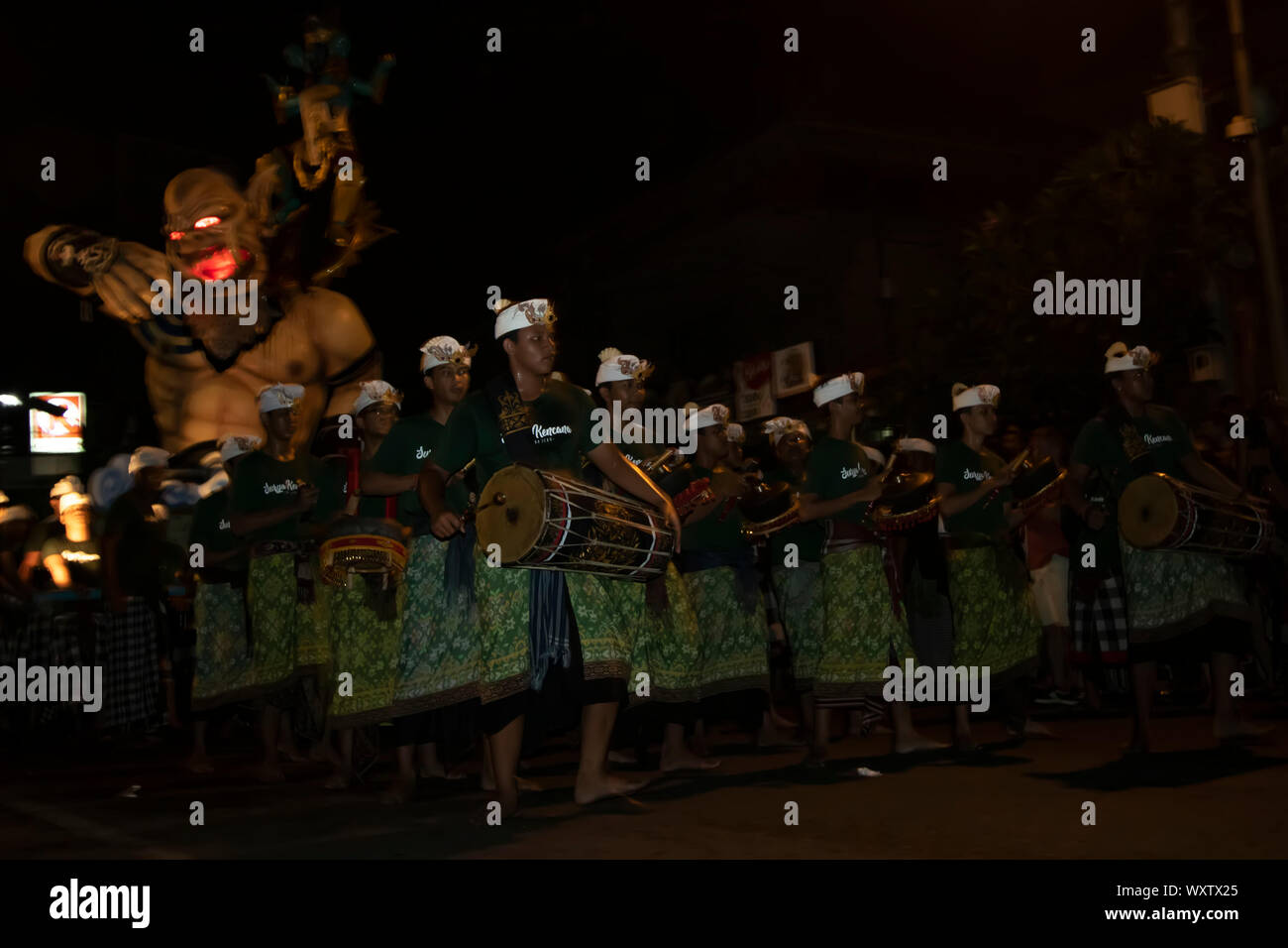 Desfile ogoh Ogoh el día antes de Nyepi Foto de stock