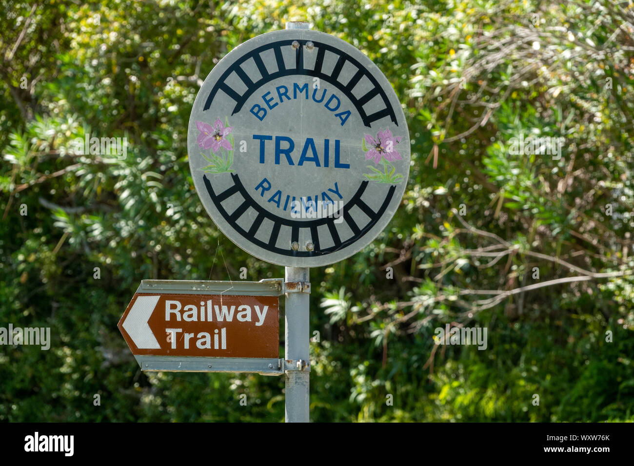 Un cartel que indica la ruta del Ferrocarril Trail en la isla de Bermudas Foto de stock