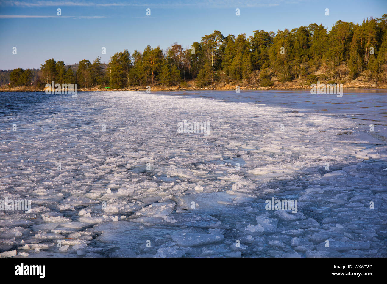 Bloques de hielo varmdo Suecia Foto de stock