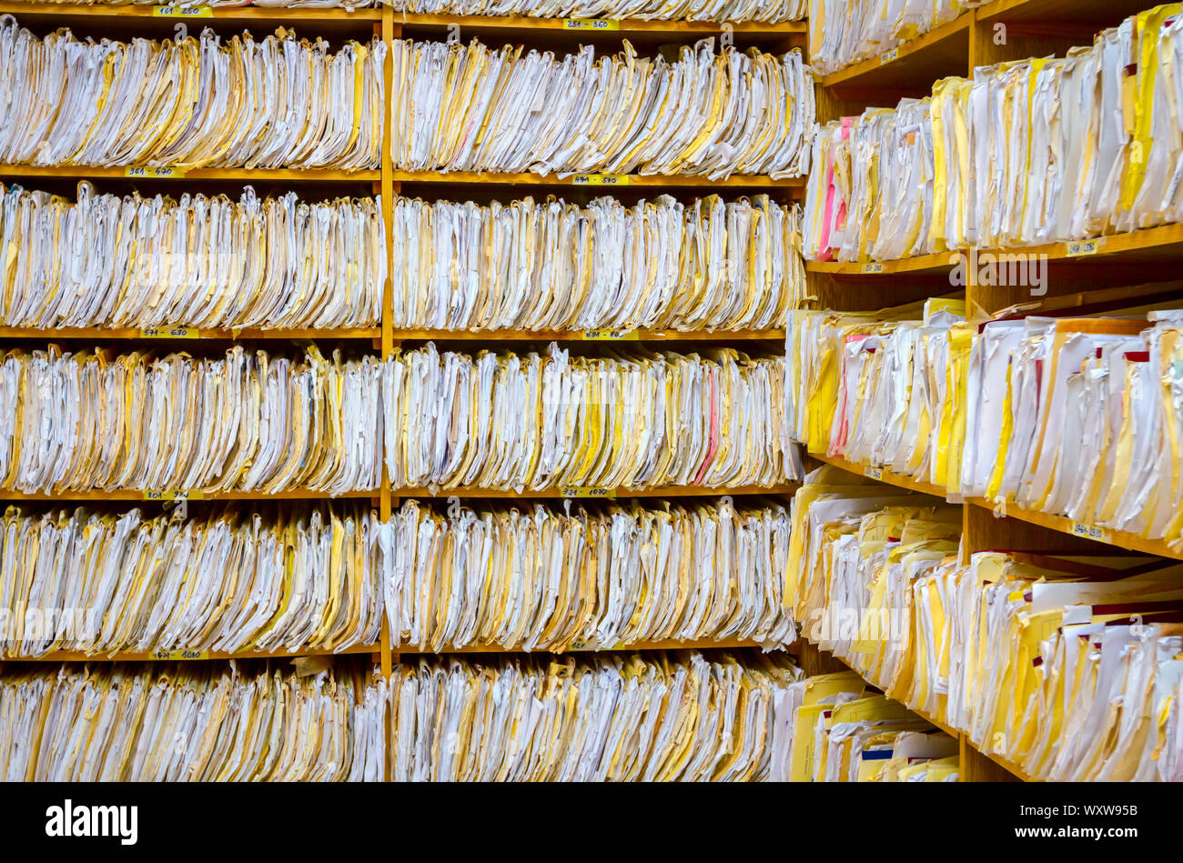 Los estantes están llenos con carpetas y archivos de historial médico, la  información del paciente Fotografía de stock - Alamy