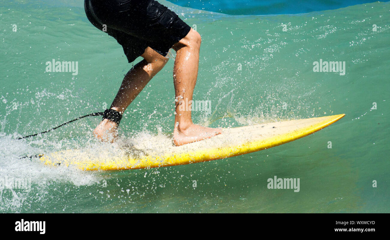 Un surfista macho monta una ola en Puerto Rico Foto de stock