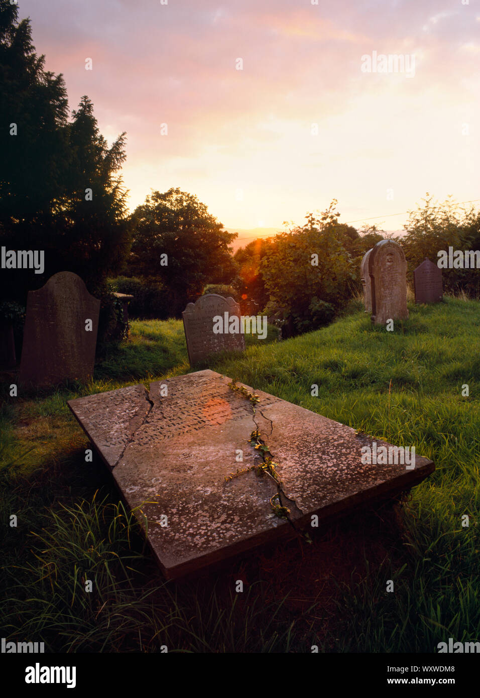 Planteaban serias losa debajo de West End de San Cynhafal's Church, Llangynhafal. Dedicado para el esposo y la esposa de William y Mary Evans que murieron 118 y 1834. Foto de stock