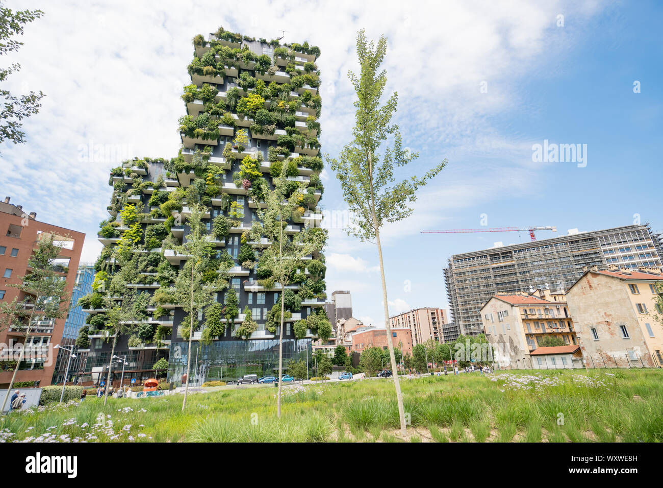 Milán, Italia: el rascacielos llamado Bosco Verticale (Bosque Vertical), el innovador y arquitectura sostenible en el distrito de Porta Nuova. Foto de stock