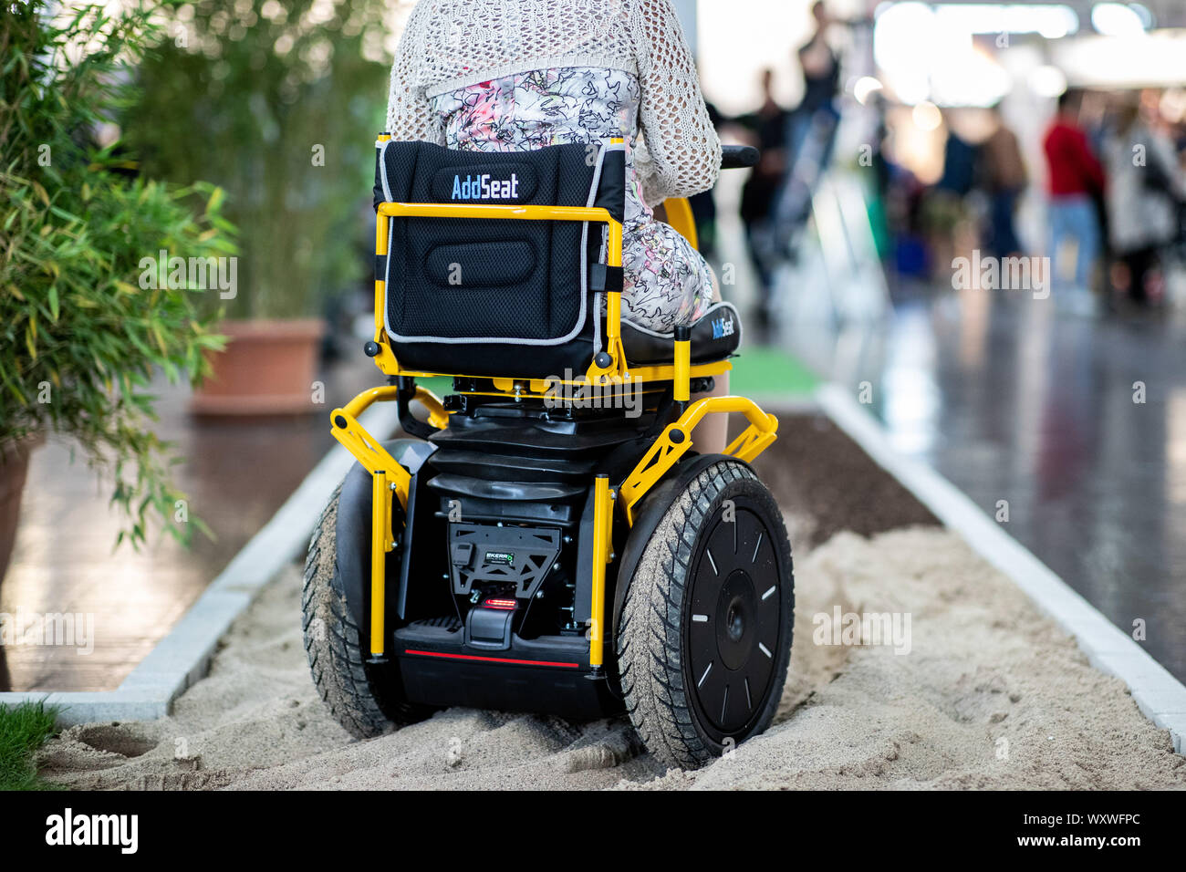 En Dusseldorf, Alemania. 18 Sep, 2019. La silla de ruedas eléctrica en la  forma de un Segway '2kerr Twizzler' es conducido sobre una pista de prueba.  "El 2kerr Twizzler' es especialmente para