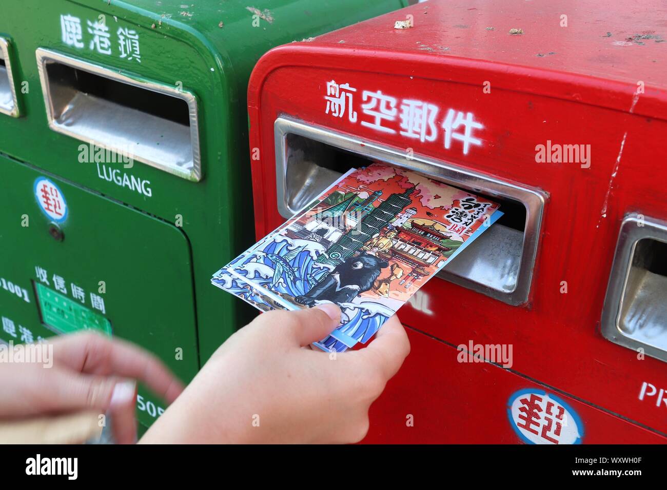 LUKANG, Taiwán - 2 de diciembre de 2018: Envío de postales en el buzón público en Lukang, Taiwán. Chunghwa Post es el diario nacional postal taiwanés serv Foto de stock