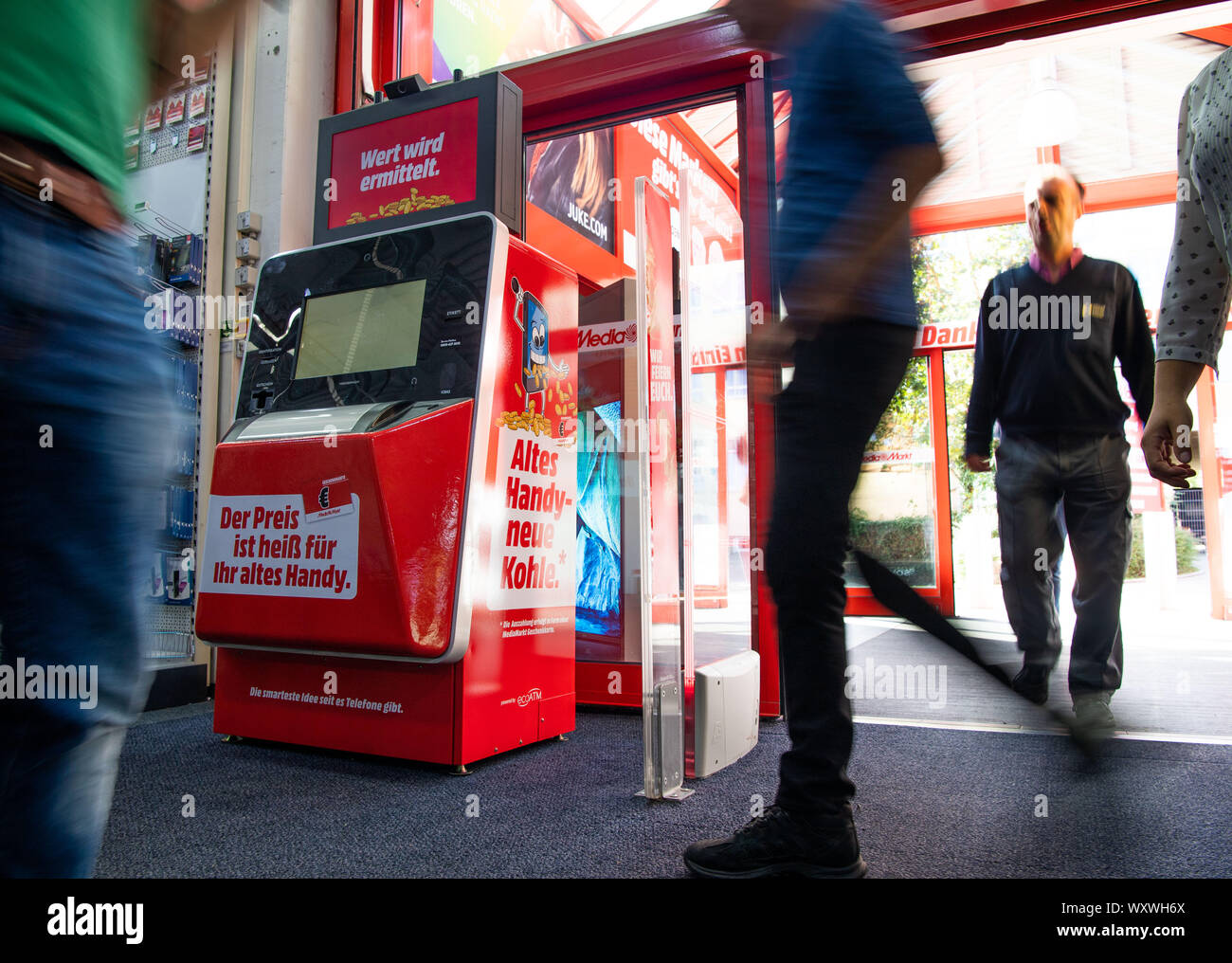 Munich, Alemania. 18 Sep, 2019. Una denominada "EcoATM' está ubicado en un  almacén de MediaMarkt. En un proyecto piloto, MediaMarkt está probando una  máquina expendedora para la compra de teléfonos móviles antiguos.