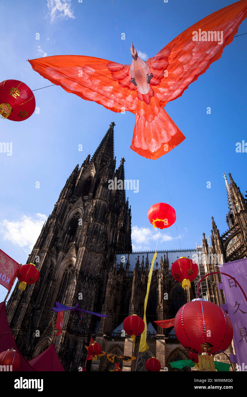 China festival en la plaza Roncalli en la catedral, aves como decoración, en Colonia, Alemania. Roncalliplatz Chinafest auf dem am Dom, Vogel als Dekoratio Foto de stock