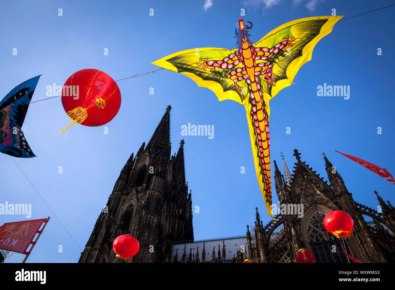 China festival en la plaza Roncalli en la catedral, dragón como decoración, en Colonia, Alemania. Roncalliplatz Chinafest auf dem am Dom, Drache als Dekora Foto de stock