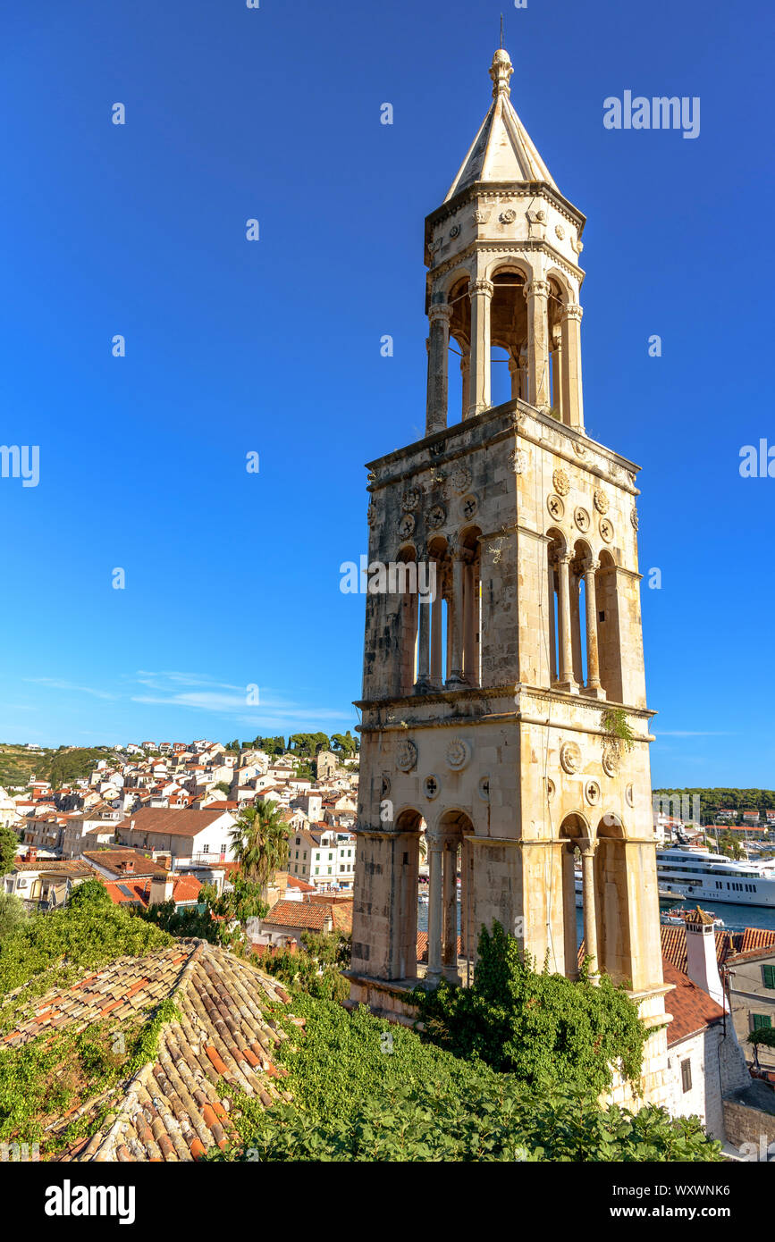 El campanario de la antigua iglesia de San Marcos (Crkva Sv. Marka) en Hvar, Croacia en un día soleado de verano Foto de stock