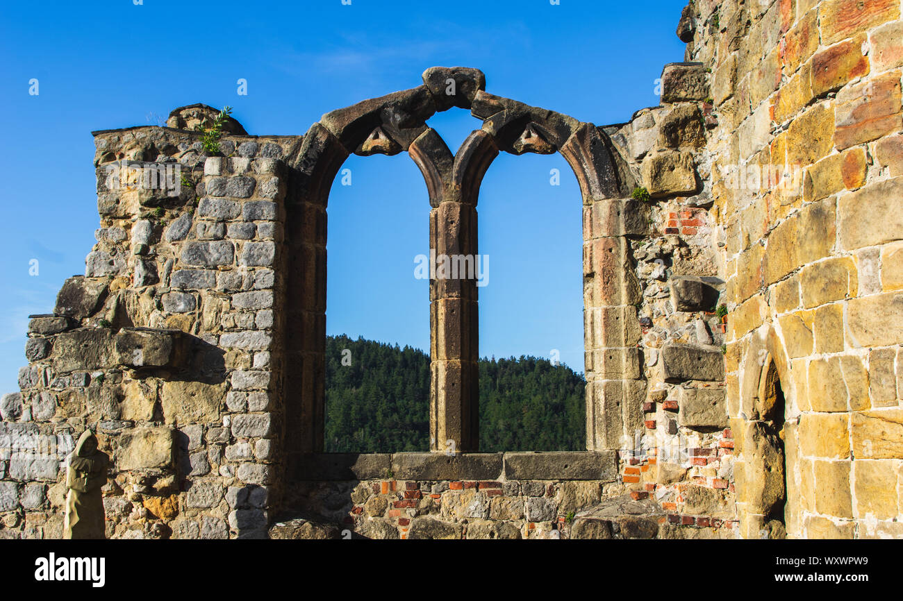 Ventana de biblioteca en las ruinas del monasterio de la montaña oybin Sajonia / Alemania Foto de stock