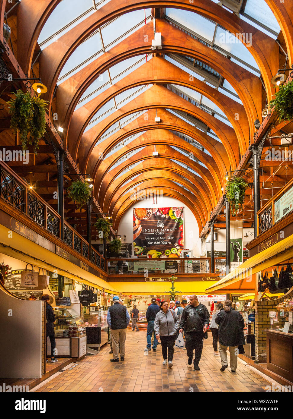 La ciudad de Cork, Cork, Irlanda. El 18 de septiembre, 2019. Interior del mercado inglés, una famosa atracción turística de la ciudad, con estantes con freesh Foto de stock