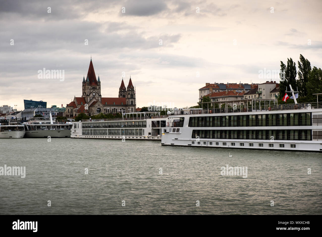 Viena, Austria - Agosto 21, 2019: puerto de cruceros en el río Zwischenbrucken Foto de stock