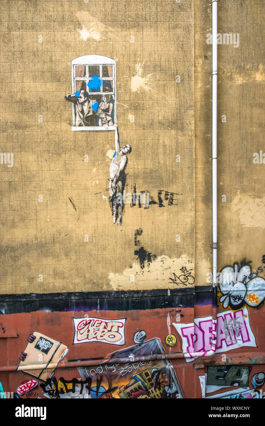 La infame labor por Banksy conocido como amante y bien dotado, hombre  desnudo colgando de la ventana, o simplemente Naked Man. Esta pieza es  visto desde la calle Park, Bristol Fotografía de