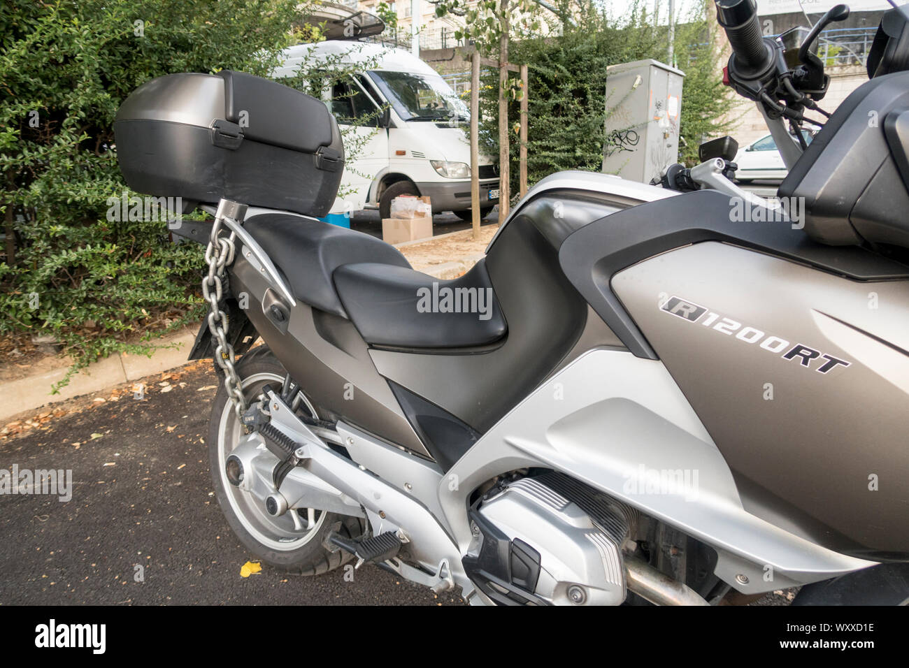Motocicleta cadena antirrobo con candado de seguridad de bloqueo de la  rueda trasera, la protección contra el robo Fotografía de stock - Alamy