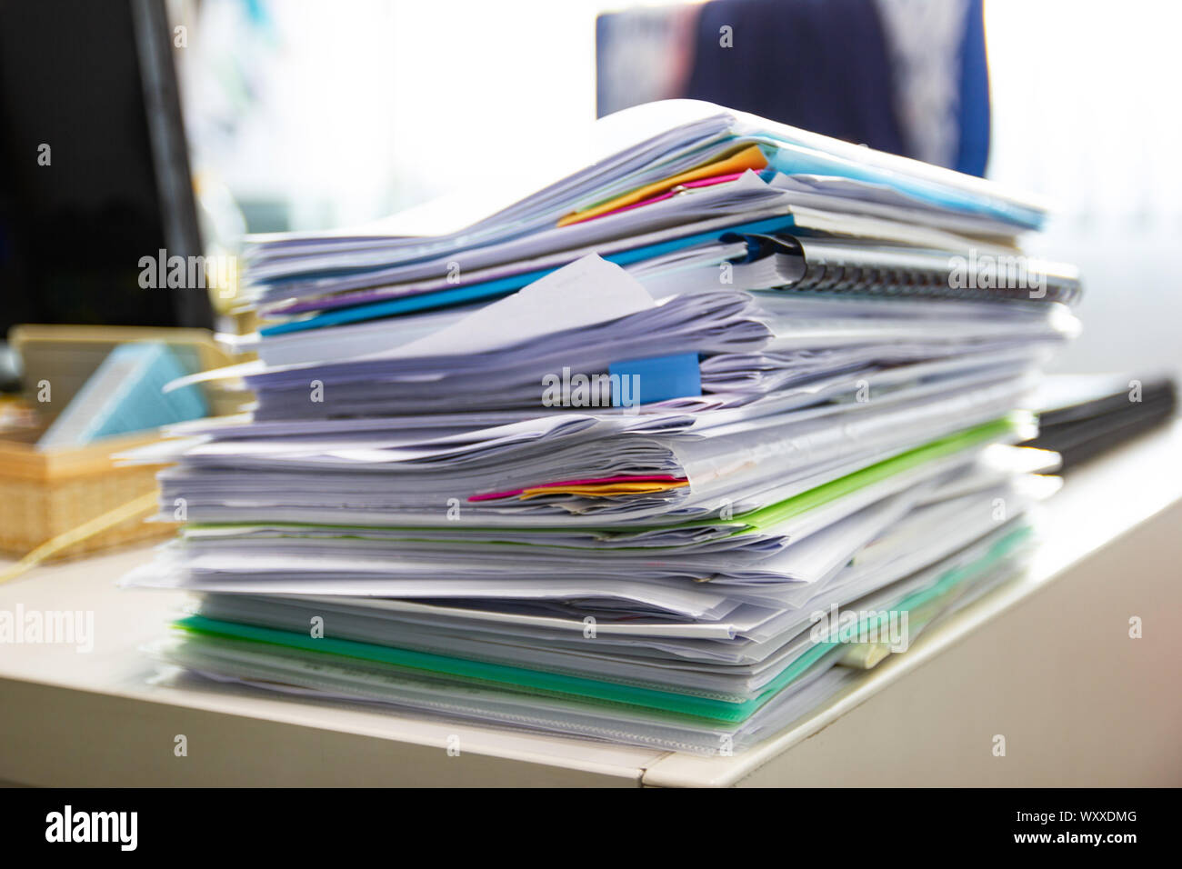 Carpeta de archivos y pila de business report archivo de papel sobre la  mesa en una oficina de trabajo, documento de concepto en oficina de trabajo  Fotografía de stock - Alamy