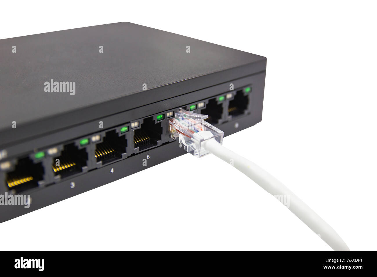 Switch Gigabit de 8 puertos negro fondo blanco aislado de conectar  dispositivo de red e internet Fotografía de stock - Alamy