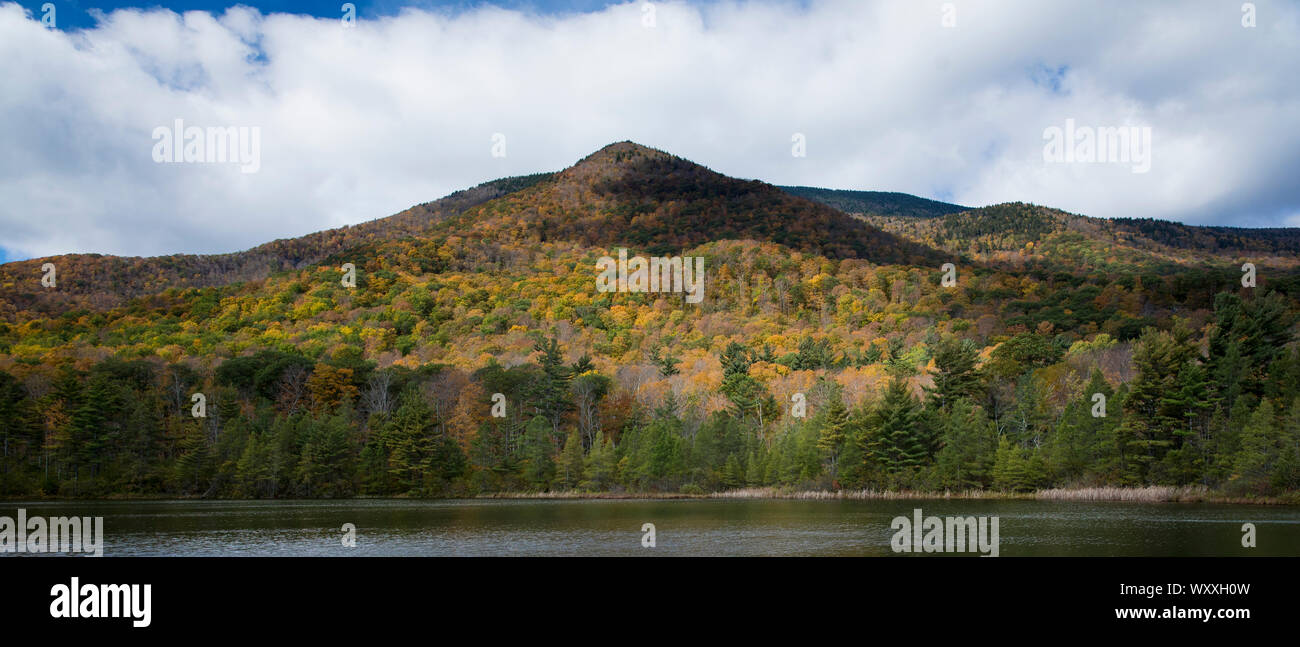 Los colores de otoño en el pintoresco y espectacular del equinoccio, montaña y estanque en Manchester, Vermont, EE.UU. Foto de stock