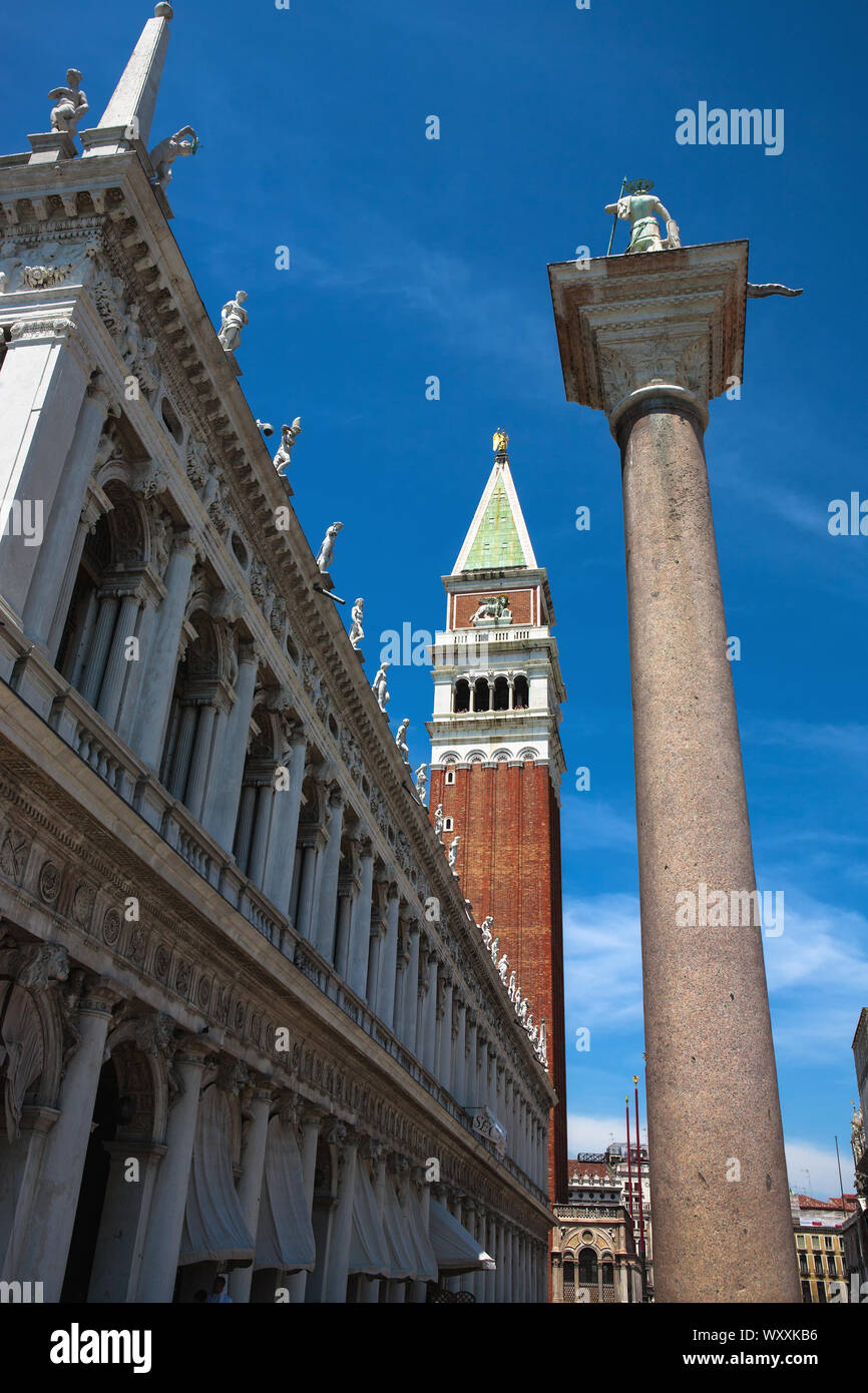 La Piazzetta di San Marco, con el Campanile di San Marco, la Biblioteca Marciana y la columna de San Teodoro, Venecia, Italia Foto de stock