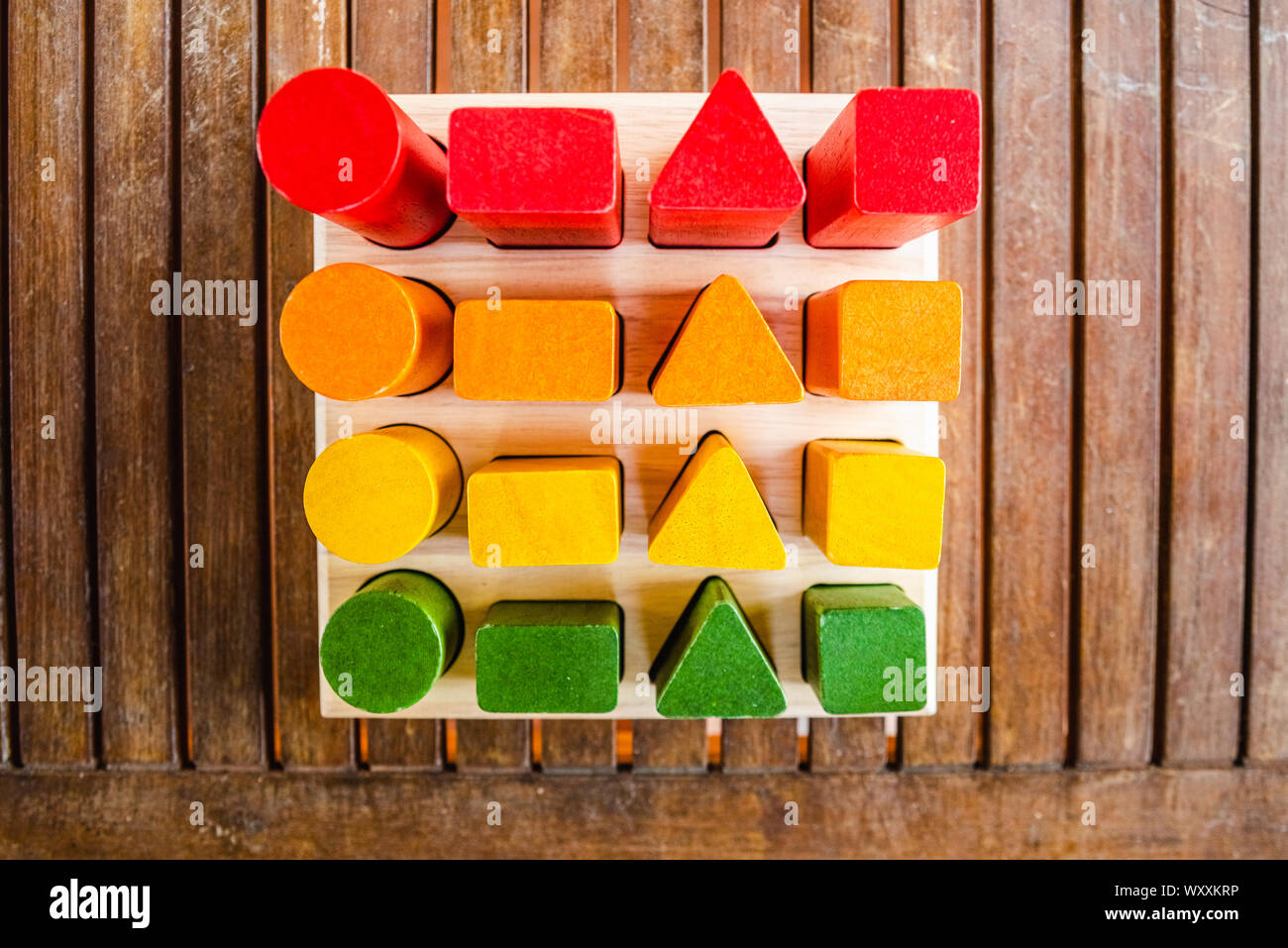 Conjunto de bloques de madera de secuencias de formas geométricas pintadas  con tintes naturales, visto desde arriba, para ayudar el desarrollo motor  de los niños Fotografía de stock - Alamy