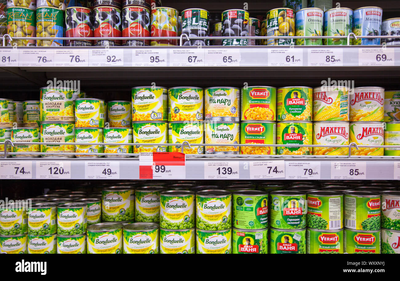 Kaliningrado, Rusia - Agosto 25, 2018: Los alimentos enlatados en los estantes del supermercado local ruso. Foto de stock