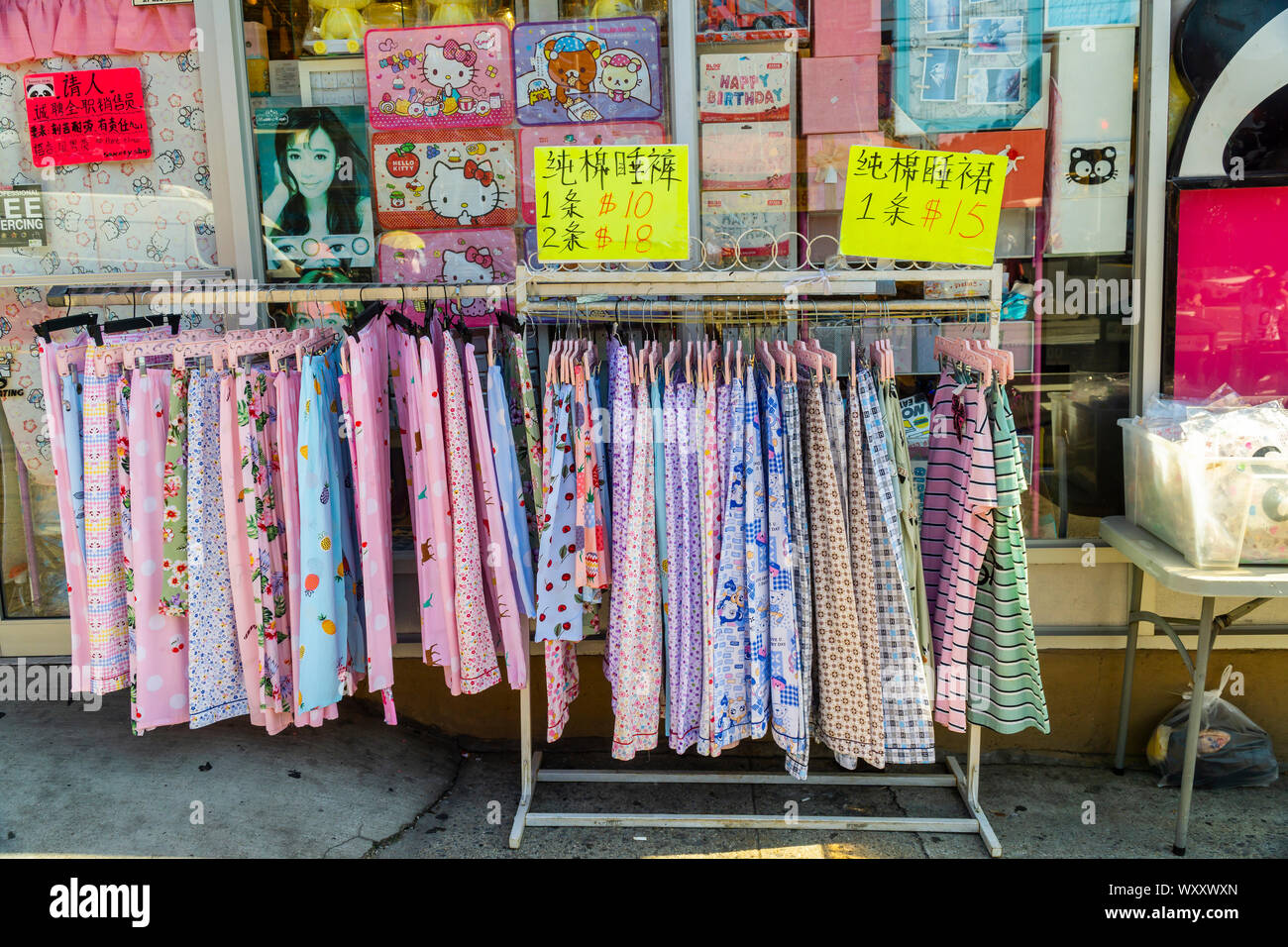 Baratos ropa importada de China y otros países asiáticos en la Octava  Avenida en el barrio de Sunset Park en Brooklyn, en Nueva York, el domingo,  15 de septiembre de 2019 .
