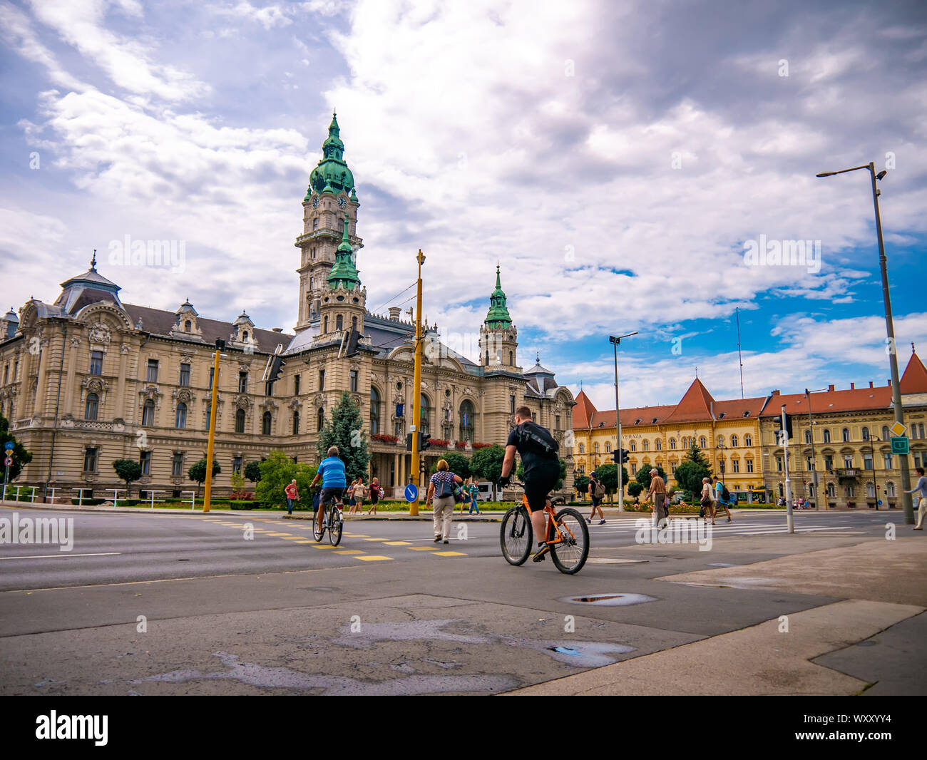 GYOR, HUNGRÍA - Agosto 06, 2019: Ver a la gente y los coches en frente de la oficina de alcaldes en Gyor, Hungría en un día soleado y cloud. Foto de stock