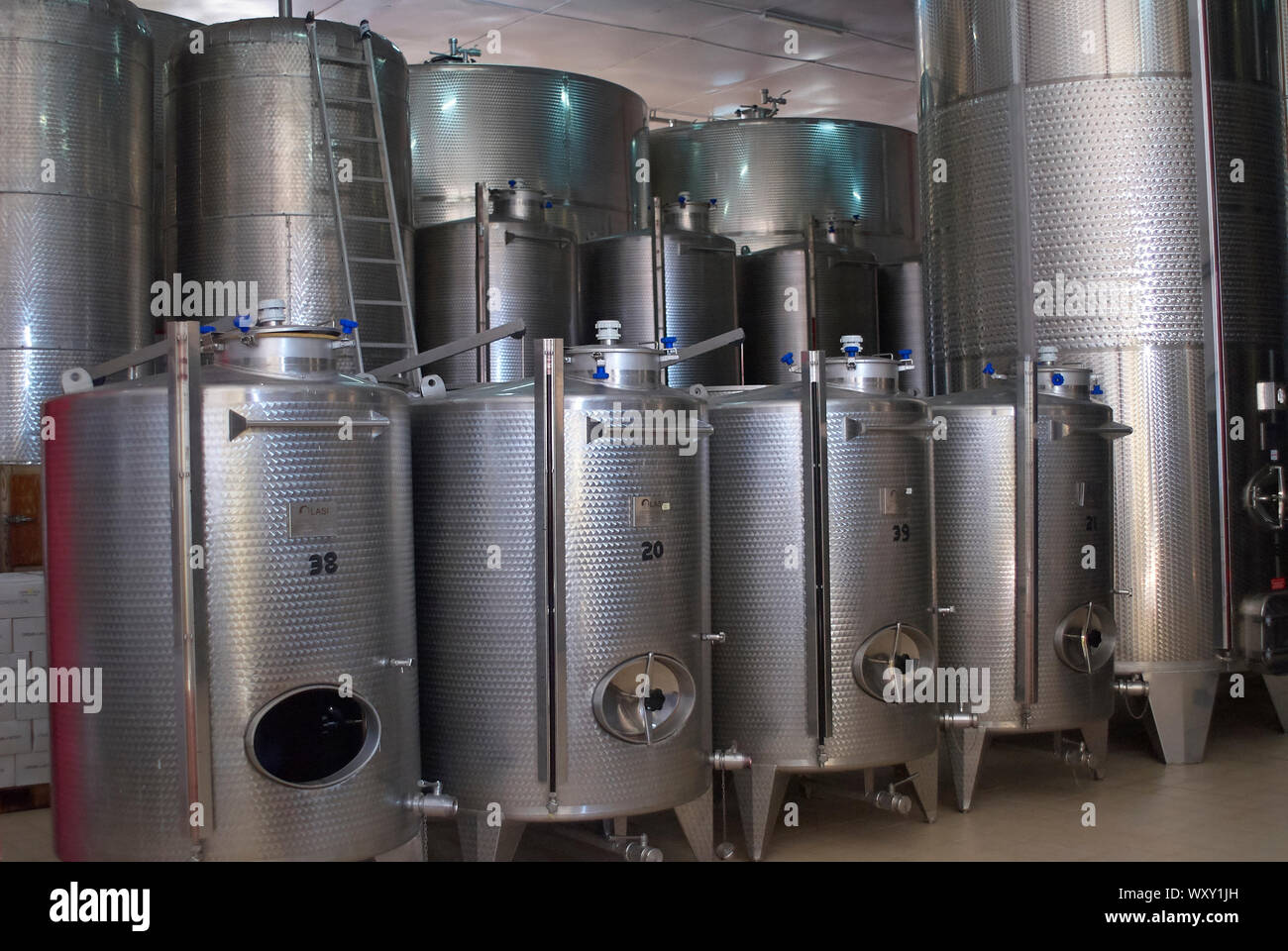 Tanques de acero inoxidable para la elaboración de vinos en una bodega italiana proyecto en Tanzania central Foto de stock