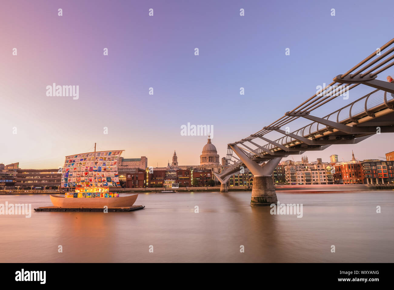 Londres, Reino Unido, 18 sep 2019. El buque de la tolerancia de la instalación en el río Támesis está iluminado contra el cielo azul pastel y suave al atardecer, tras un día cálido y soleado en Londres. Parte de totalmente Thames festival, el buque de la tolerancia es un hermoso barco de madera de 60 pies de la instalación con las obras de arte de los niños de todo el mundo entretejidos para crear sus velas. Fue creado por artistas Ilya y Emilia Kabakov. Crédito: Imageplotter/Alamy Live News Foto de stock