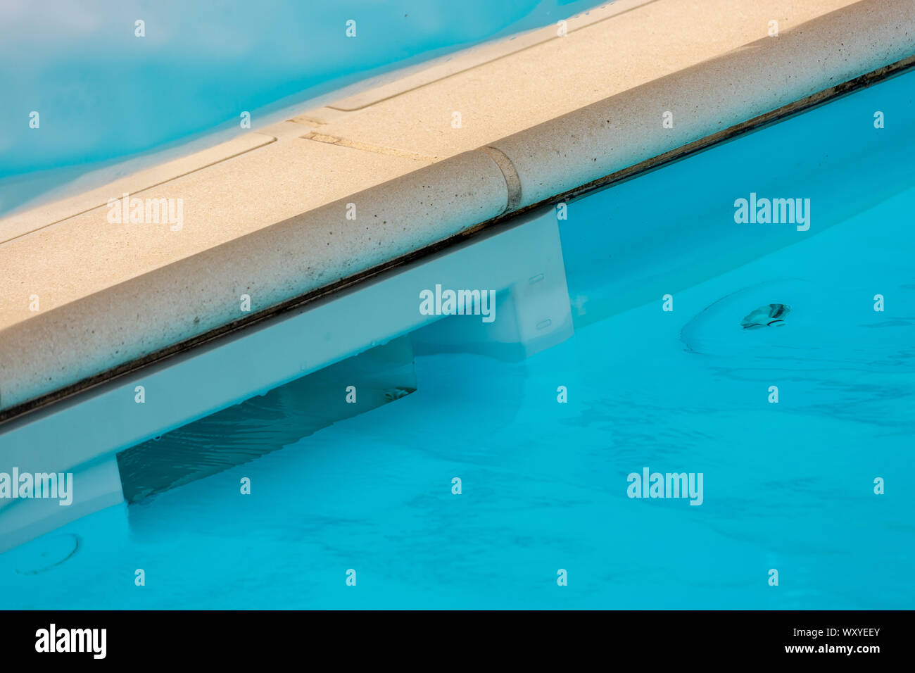 Skimmer de pared equipos piscina sistema de filtración con una reflexión  sobre el agua azul piscina Fotografía de stock - Alamy
