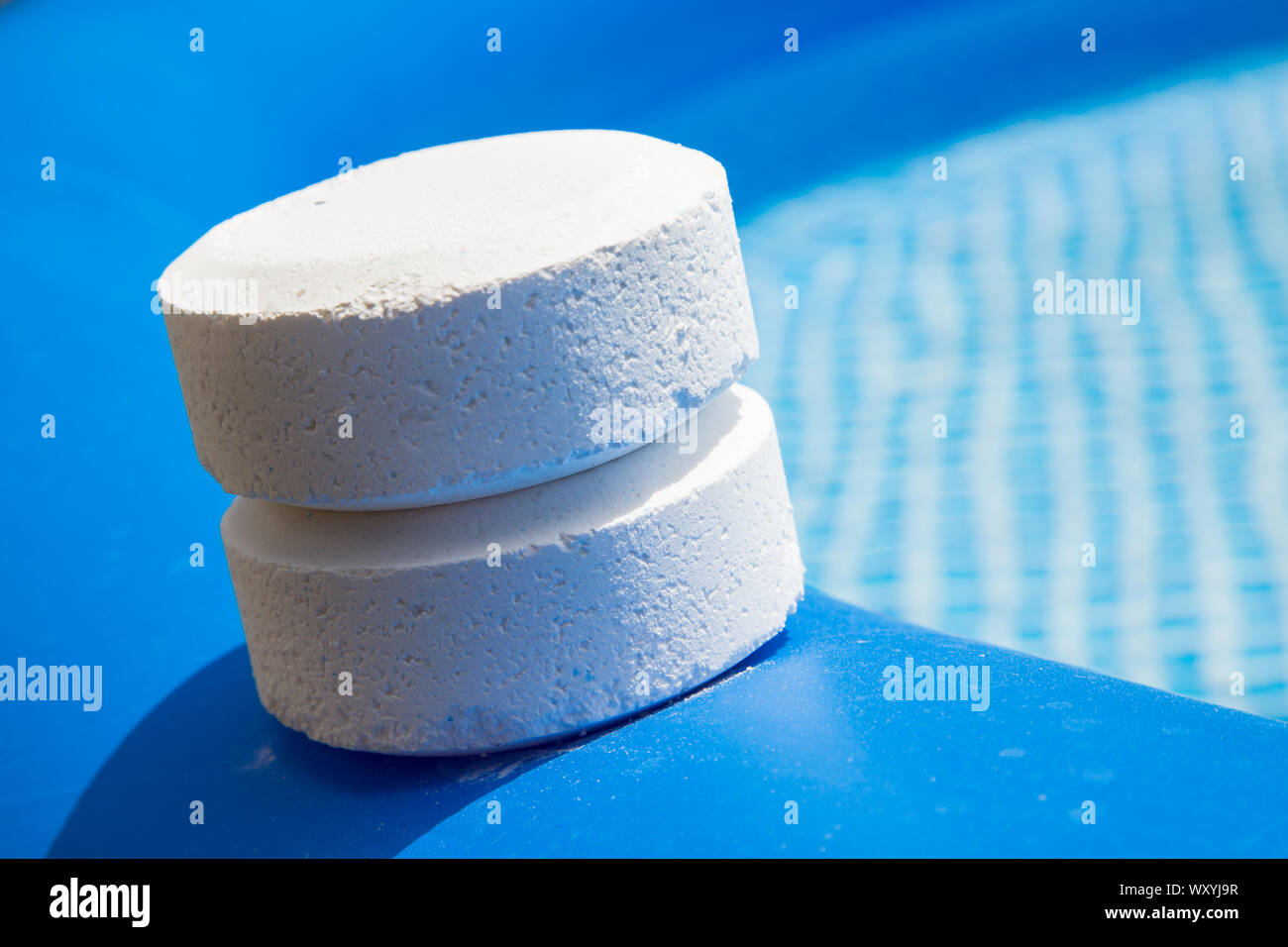 Pastillas de cloro en el borde de una piscina hinchable Foto de stock